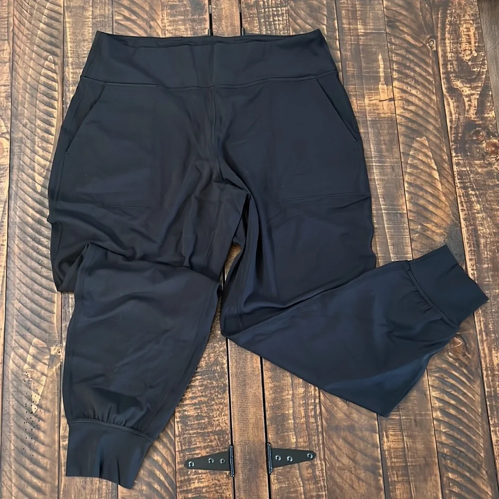 lululemon BLACK yogi pants with pockets - Picture 6 of 6